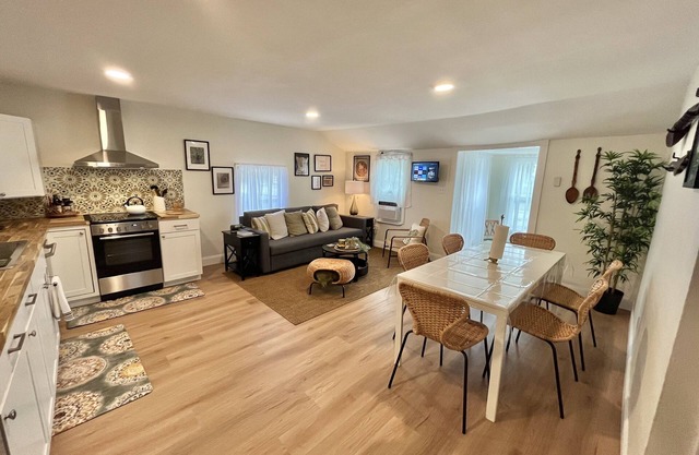 This Cozy Cottage is located a few minutes from the downtown area and the beach.