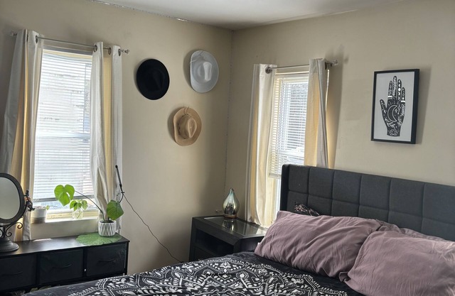 This cozy home is less than 15 minutes to Saratoga Race course !