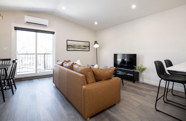 This duplex is a 2 bedroom(s), 1 bathrooms, located in Winnipeg, MB.