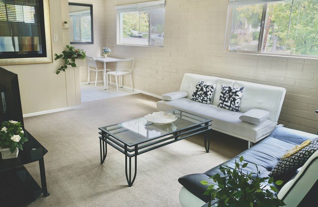 This apartment is a 1 bedroom(s), 1 bathrooms, located in Salt Lake City, UT.