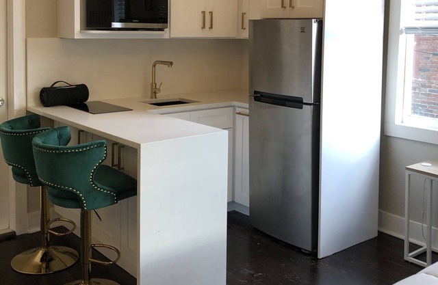 This fresh, new studio with outdoor loft is in the heart ❤️ of Downtown Sanford!