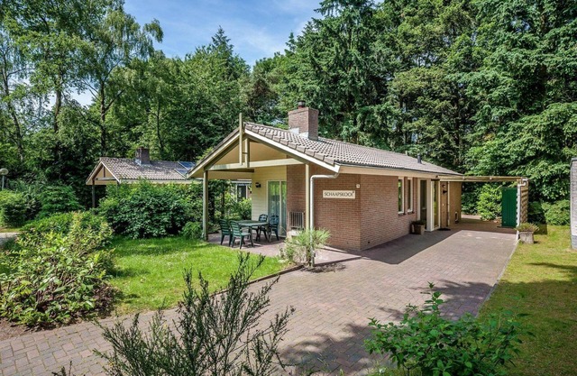 Gemütlicher Bungalow (80 m²) für 6 Personen (8 Personen auf Anfrage) mit Geschirrspüler. Dieser freistehende Bungalow mit Außenkamin und überdachter Terrasse befindet sich im Wald und bietet eine schöne Aussicht.