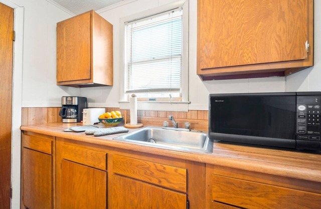 This house is a 1 bedroom(s), 1 bathrooms, located in Marlinton, WV.
