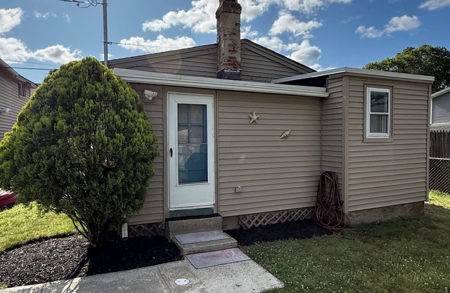 This house is a 1 bedroom(s), 1 bathrooms, located in Warwick, RI.