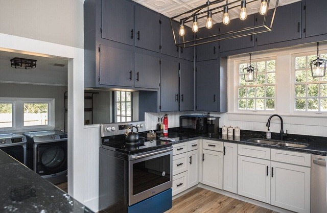 This house is a 2 bedroom(s), 1 bathrooms, located in Pensacola, FL.