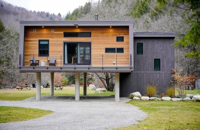 This house is a 2 bedroom(s), 1 bathrooms, located in Jamaica, VT.