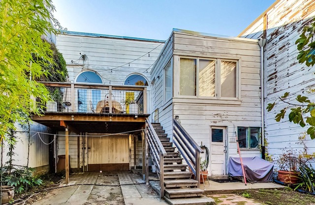 This house is a 2 bedroom(s), 1 bathrooms, located in San Francisco, CA.