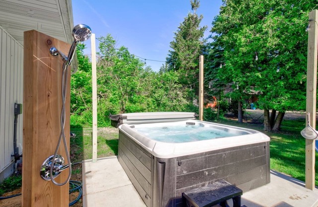 COZY COTTAGE FIRE PIT EASY BEACH ACCESS HOT TUB FIREPLACE