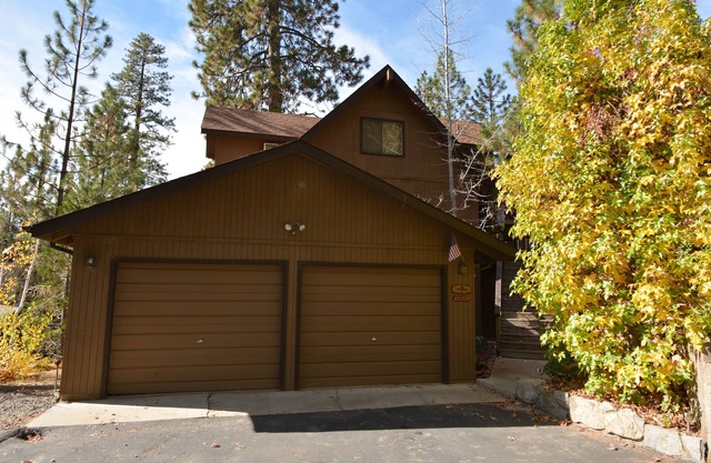 This house is a 3 bedroom(s), 3 bathrooms, located in Bass Lake, CA.