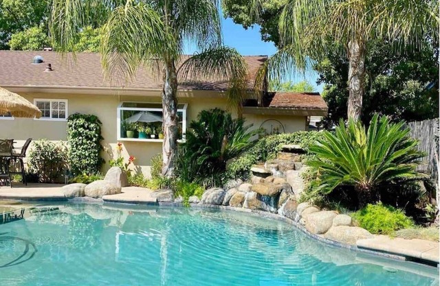 This house is a 3 bedroom(s), 2 bathrooms, located in Roseville, CA.