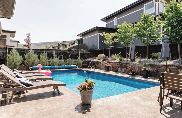This house is a 3 bedroom(s), 3 bathrooms, located in Kelowna, BC.
