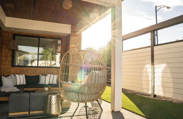 This house is a 3 bedroom(s), 3 bathrooms, located in Kelowna, BC.