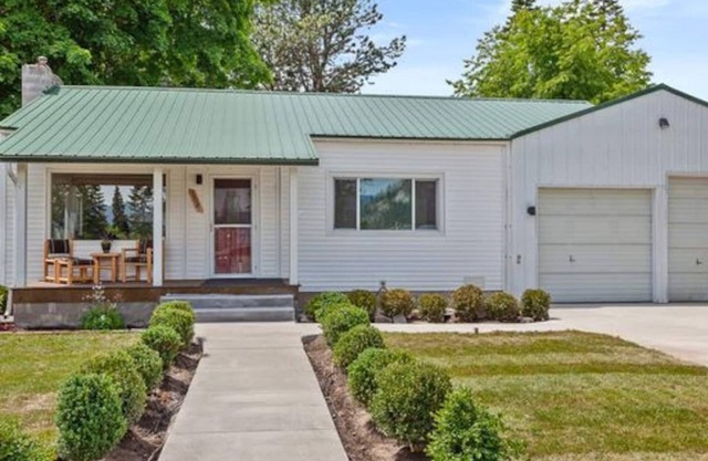 This house is a 3 bedroom(s), 2 bathrooms, located in Bayview, ID.