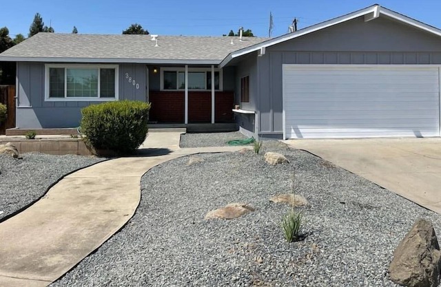 This house is a 3 bedroom(s), 2 bathrooms, located in Visalia, CA.
