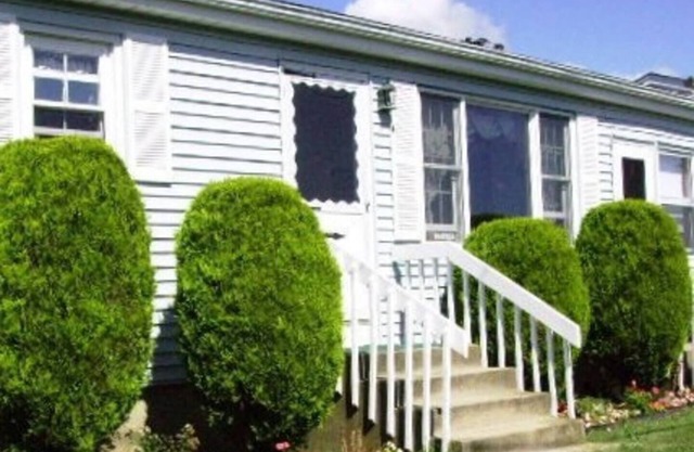 This house is a 3 bedroom(s), 1 bathrooms, located in Narragansett, RI.