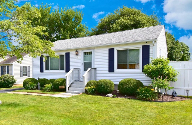 This house is a 3 bedroom(s), 1.5 bathrooms, located in Narragansett, RI.