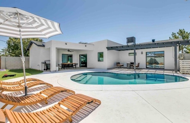 This house is a 4 bedroom(s), 3 bathrooms, located in Scottsdale, AZ.