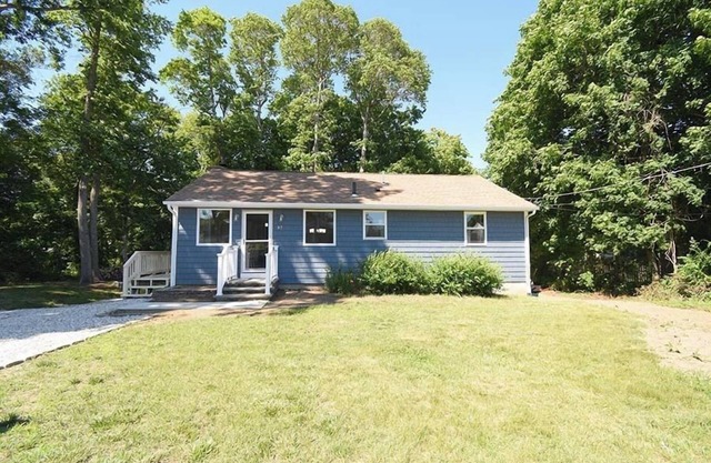 This house is a 4 bedroom(s), 2 bathrooms, located in Narragansett, RI.