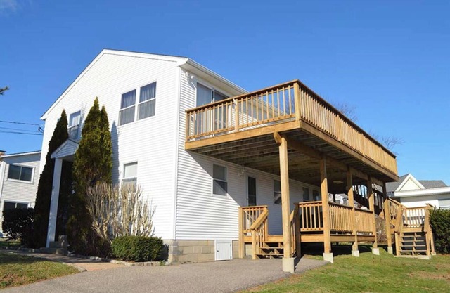 This house is a 6 bedroom(s), 2 bathrooms, located in Narragansett, RI.