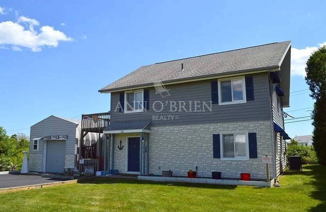 This house is a 6 bedroom(s), 2 bathrooms, located in Narragansett, RI.