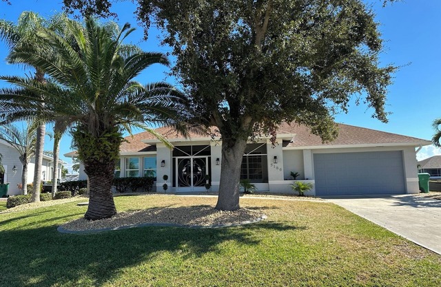This house is a 4 bedroom(s), 2 bathrooms, located in Port Charlotte, FL.