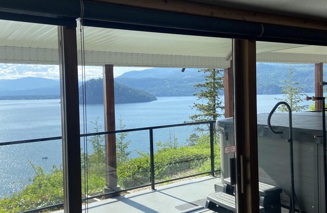 Herrliche Aussicht auf den Shuswap See vom Whirlpool