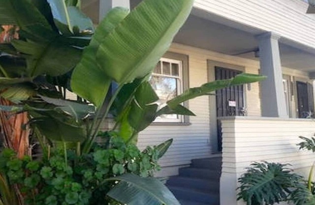 This is a clean and well maintained apartment in a very desirable area of Golden Hill