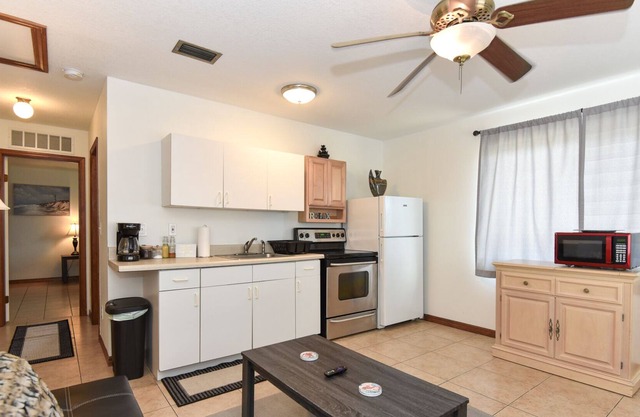 This is a cozy up stairs one bedroom 5 min walk from riverfront