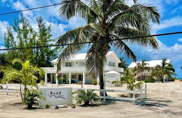 This Is It, The Guest House, oceanfront with PRIVATE POOL! Daily housekeeping.