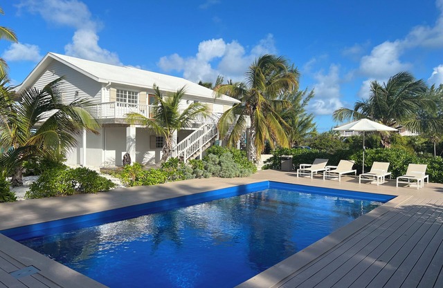This Is It, The Main House, beachfront with PRIVATE POOL!! Daily housekeeping.