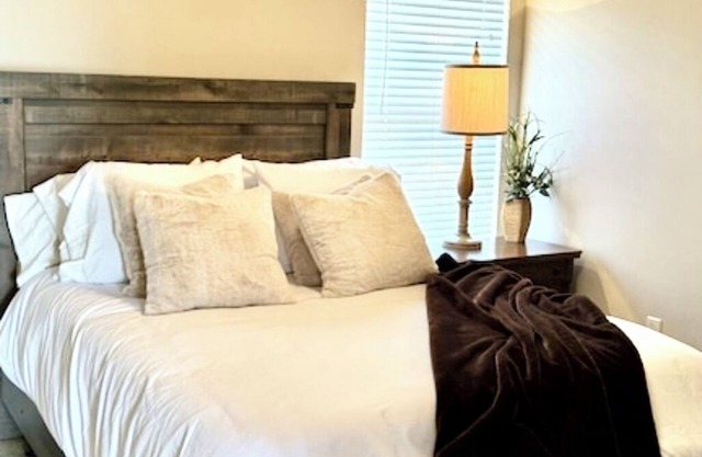 This little Nook, 1-bedroom apartment in delightful Madisonville with AC, WiFi.