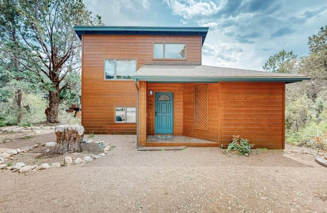 This loft style home is a perfect romantic getaway! Near to shopping and hiking!