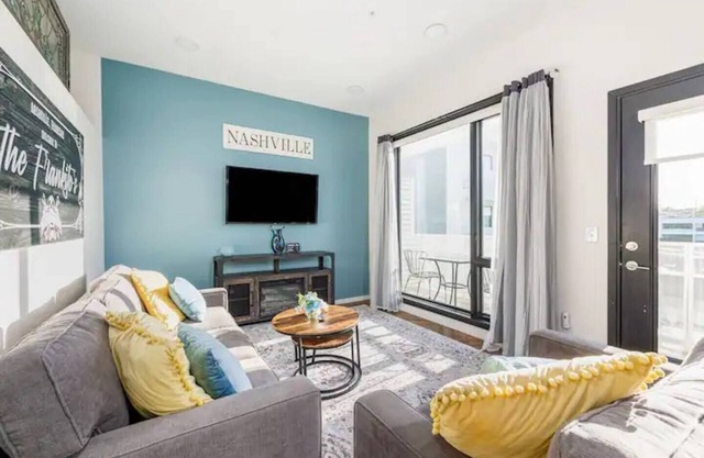 This modern 1-bedroom, 1-bath condo is located in the heart of Downtown, just 1.2 miles from Broadway’s live music, incredible dining, and local attractions. Perfect for couples, solo travelers, or business guests.