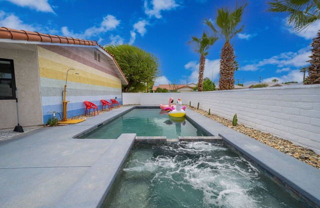 This Must Be the Place - Pool, Spa, Games, King Bed