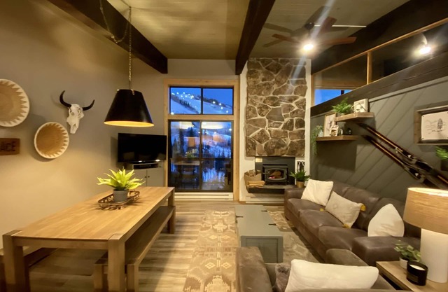 ‘This Must be the Place!’ Ski-in/Ski-out condo with breathtaking views!
