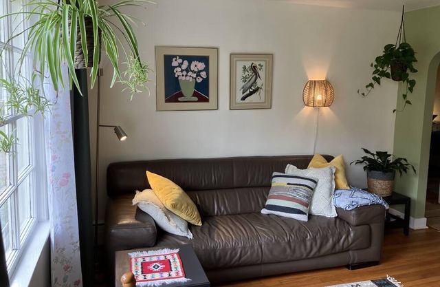 This peaceful urban cottage is welcoming you!