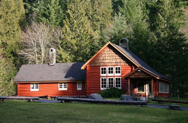 This rare historic lodge at Mt. Rainier National Park has 4 bedrooms, Copper Creek frontage, a private hot tub on the creek, and is off the highway. Children welcome. Short walk to Copper Creek Restaurant.