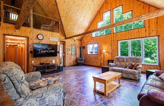 This rustic chalet has 3 bedrooms and can accommodate up to 8 people.