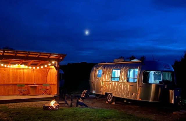 This rv is a 1 bedroom(s), 1 bathrooms, located in Hector, NY.