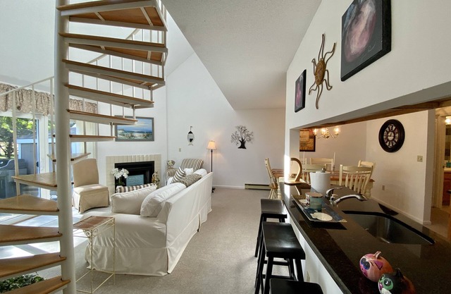 Ocean Edge Townhouse, 2 BR with Loft, 2 ACs & Pool (Fees Apply) - BI0603