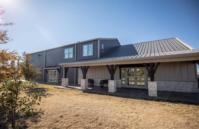 This spacious retreat features 5 bedrooms, 2 futons, and 2 reclinable couches