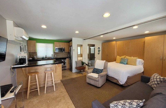 This studio is a 0 bedroom(s), 1 bathrooms, located in San Diego, CA.