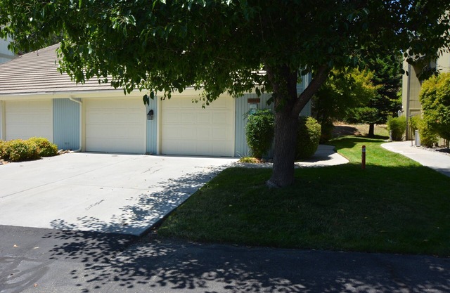 This townhouse is a 3 bedroom(s), 3 bathrooms, located in Bass Lake, CA.