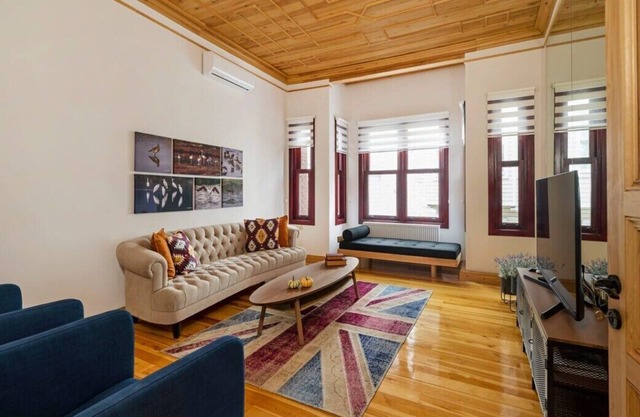 This townhouse is a 6 bedroom(s), 2 bathrooms, located in Beşiktaş, İstanbul.