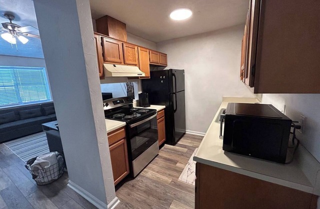 This townhouse is a 1 bedroom(s), 1 bathrooms, located in Tallahassee, FL.