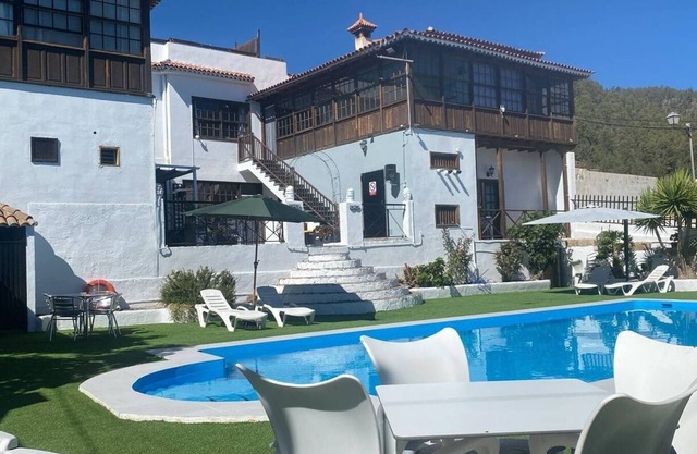 This twin room has two single beds with a private separate bathroom ( bathroom across the hallway). The view is of the whole garden area and the sea can be seen on clear days.