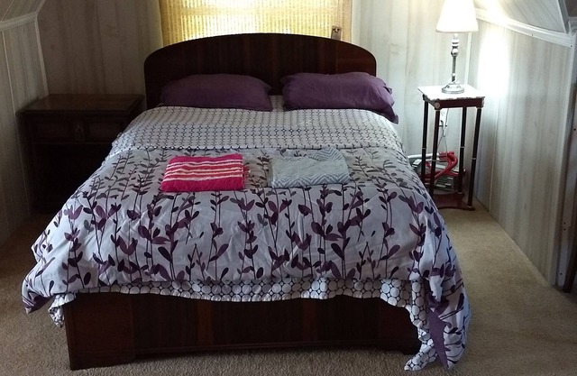 Upper Studio with Private Bath and Kitchenette 10 mnts to Capitol