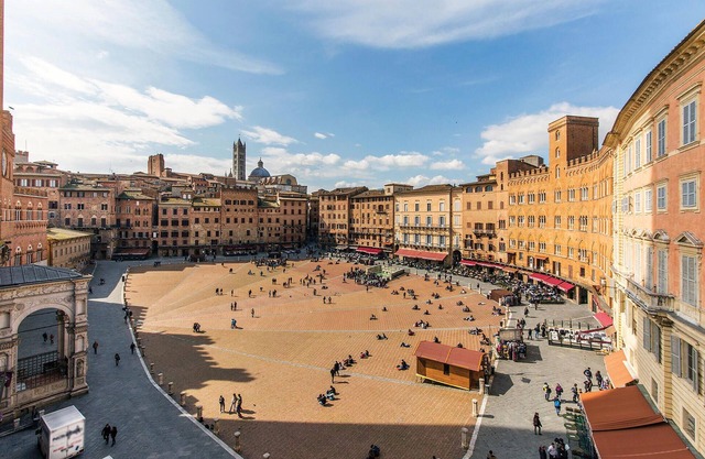 This vacation apartment is located in the charming village of Rosia, just a short drive from Siena.