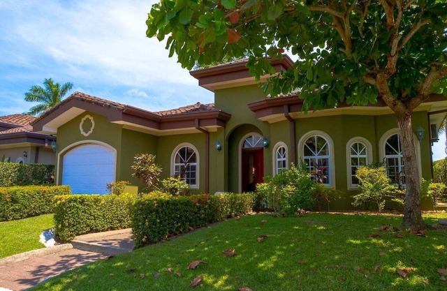 This villa is a 3 bedroom(s), 3 bathrooms, located in Bejuco, Puntarenas Province.