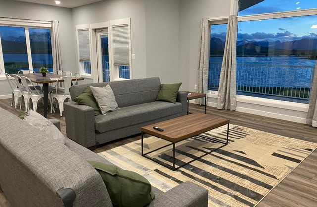 Thistle Ridge (Upper) New Waterton Lakes Area Waterfront Home
